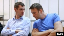 Алексей Навальный и его брат Олег на судебных слушаниях по делу "Ив Роше". Москва, 21 августа
