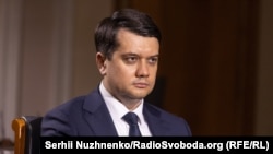 На питання про те, чи на нього самого намагалися впливати представники олігархічних груп, Разумков відповів негативно