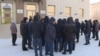 «Абу Даби плаза» кешенін салып жатқан жұмысшылар «Нұр Отан» партиясы филиалының алдына жиналып тұр. Астана, 5 ақпан 2018 жыл.