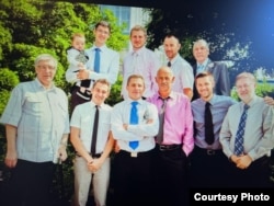 Киев, 2013 год: Олег Озеров - слева внизу, Юрий - справа внизу. Двое слева наверху - их племянники, будущие украинские солдаты Виталий и Виктор. Старшие родственники Озеровых были заняты в обороне Киева в 2022 году