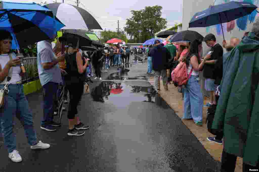 Alegători din Puerto Rico stau la coadă pentru a vota în capitala țării, San Juan.&nbsp;