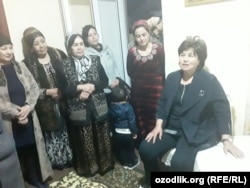 Глава Комитета женщин Андижанской области Манзура Юнусова учит местных жительниц правилам поведения во время встречи с президентом.