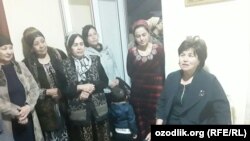 Заместитель главы Андижанской области по вопросам женщин Манзура Юнусова учит женщин, получивших «президентские квартиры», как правильно себя вести при встрече с главой государства. 