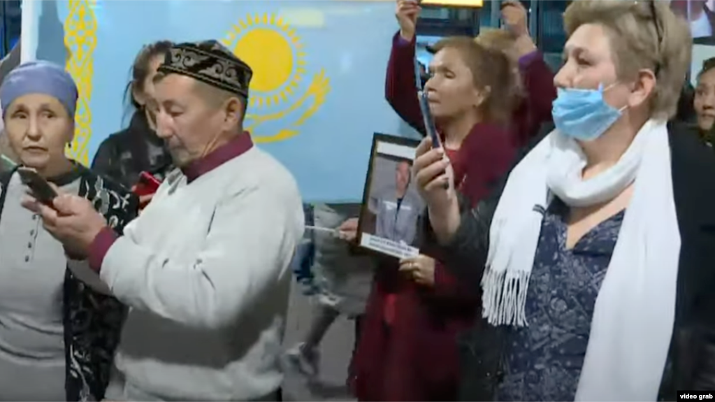 Люди, встречающие в аэропорту Алматы поэта и диссидента Арона Атабека, освобожденного из тюрьмы после 15 лет заключения, 1 октября 2021 года