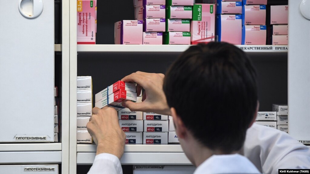 Шикояти доруфурӯшҳои узбек аз иҷборан фурӯхтани доруҳои муҳлатгузашта