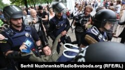 Силовики виносять представника організації «С14» за межі проведення акції з нагоди Дня перемоги над нацизмом у Другій світовій війни

