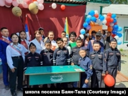 Школьники на открытии парты героя Агыджы Куулара