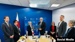 په کابل کې د جاپان سفیر د نړیوال بانک له استازي سره د مرستو تړون د لاسلیک پر مهال، سرچینه د جاپان سفارت