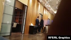За годину охоронець Богдана заходить в сусідню кімнату, розмовляє з менеджером, зникає з поля зору й швидко виходить