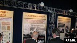 Президент Віктор Ющенко розглядає один зі стендів виставки «Голодомор 1932–33: геноцид українського народу»