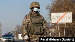 Алматыдағы блокбекеттердің бірінде тұрған сарбаз. 19 наурыз 2020 жыл. 