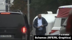 Коли після зустрічі невідомий пасажир Mercedes повертався до авто, «Схеми» впізнали в ньому високопосадовця СБУ Андрія Наумова