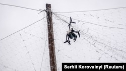 Российский беспилотник, запутавшийся в сетях в прифронтовом городе Дружковка. Апрель 2026 г. Иллюстративная фотография