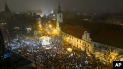 De mai multe săptămâni, slovacii umplu piețele marilor orașe la proteste împotriva încercărilor guvernului lui Fico de a dezmembra structurile anticorupție. Imagine din Bratislava, 18 ianuarie 2024.