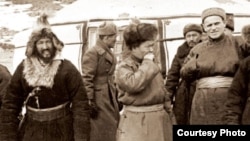 Солдан оңға қарай: Оспан батыр, маршал Чойбалсан және Совет одағының өкілі И.Иванов. 1945 жылы Қытайда түсірілген сурет.