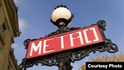 Oznaka za metro stanicu u Parizu