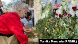 თბილისში ბელარუსის საელჩოსთან პატივს მიაგებენ ბელარუსში საპროტესტო აქციებზე დაღუპულს. 13 აგვისტო, 2020.