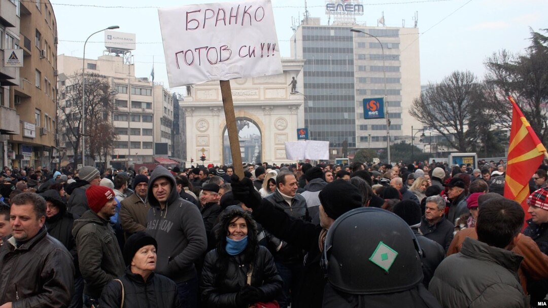 Протести пред и околу Собранието на Република Македонија каде се наоѓаат неколку илјади луѓе, поддржувачи на власта и на опозицијата, дојдени за да извршат притисок за државниот буџет за 2013-та. 