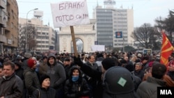 Протести пред и околу Собранието на Република Македонија каде се наоѓаат неколку илјади луѓе, поддржувачи на власта и на опозицијата, дојдени за да извршат притисок за државниот буџет за 2013-та. 