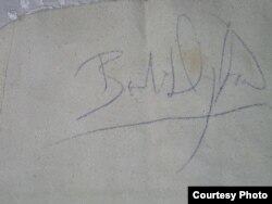 Dylan's autograph, written on a napkin and given to a fan during the songwriter's visit to Tbilisi in 1985.