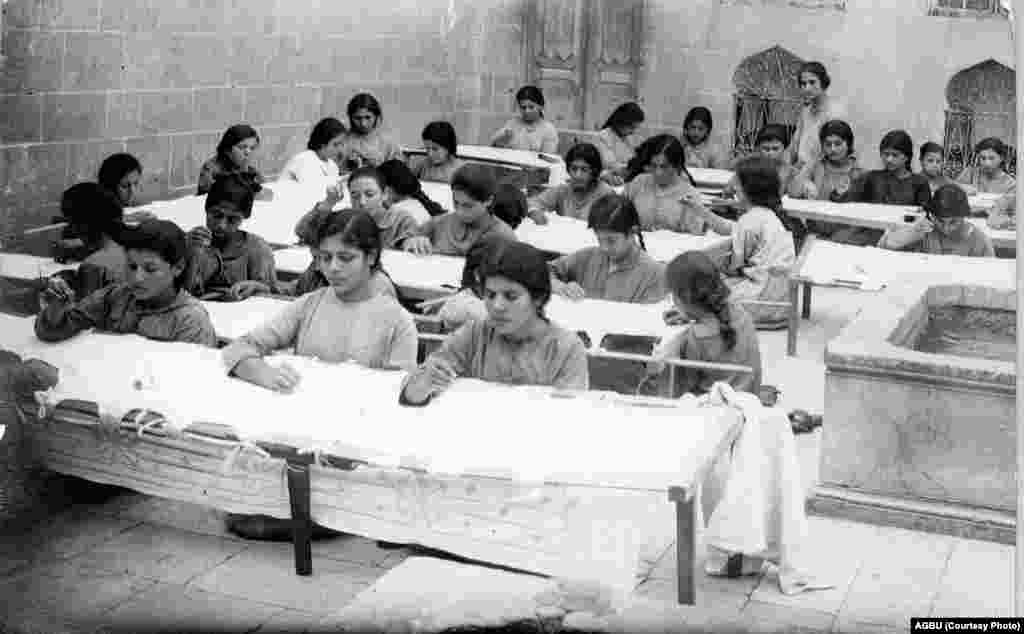 Apprentice embroiderers at Aleppo&#39;s Armenian orphanage in 1923