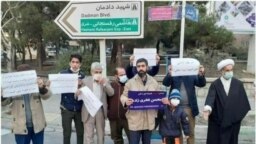 تغییر تابلوی خیابان شجریان به فخری‌زاده توسط پدر مصطفی احمدی روشن که جمهوری اسلامی از او به عنوان دانشمند هسته‌ای یاد می‌کند