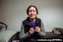 Алена трымае ў руках Біблію, якую змагла забраць з сабой з калёніі