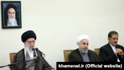 اسحاق جهانگیری، معاون اول دولت و حسن روحانی، رییس جمهوری ایران در کنار آیت‌الله علی خامنه‌ای