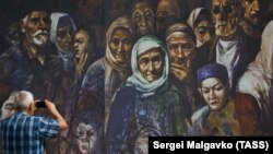 Плакат, приуроченный ко Дню памяти жертв депортации крымских татар