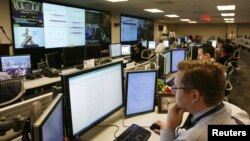 Analysts from the U.S. Department of Homeland Security work at the National Cybersecurity & Communications Integration Center (NCCIC) in Arlington, Virginia. (file photo)