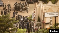 Бамакода төңкеріс жарияланғаннан соң қауіпсіздік күштері мен әскерилер телерадио станциясына жиналды. Мали, 22 наурыз 2012 жыл.