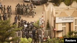 Бамакода төңкеріс жарияланғаннан соң қауіпсіздік күштері мен әскерилер телерадио станциясына жиналды. Мали, 22 наурыз 2012 жыл.