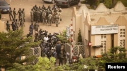Восставшие военнослужащие захватывают здание государственного телевидения в Бамако. 22 марта 2012 года