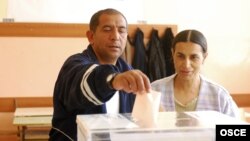 Kosovo -- A voter casts his ballot in the OSCE balloting facilitation exercise for the second round of the Serbian presidential election, Gracanica, 20may2012