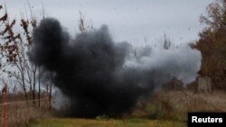 O explozie controlată în timpul unei operațiuni de deminare, regiunea Harkov, Ucraina, 27 octombrie 202