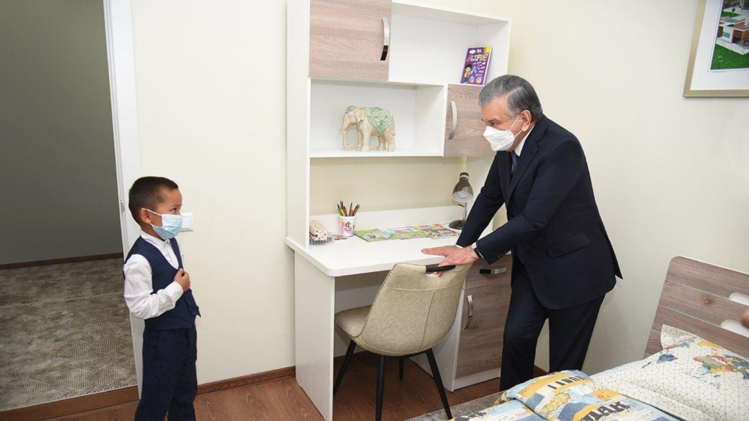 Rossiya temir yollari poezdida konduktorlar bilan jinsiy aloqa Uy vazifasi - bir parcha kek