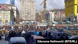 Okupljanje ispred Zemaljskog muzeja u Sarajevu, u blizini tramvajske stanice gdje se dogodila nesreća, 18. februar 2026.