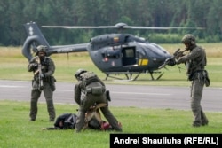 Вучэньні літоўскай памежнай службы з удзелам новых верталётаў Airbus H145 D3