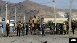 Forcat e sigurisë afgane dhe ushtarët amerikanë duke zhvilluar hetime pas një sulmi vetëvrasës në Kabul