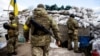  Украинские военнослужащие на блокпосту. Иллюстрационное фото