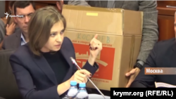Наталья Поклонская демонстрирует коробку с подписями против фильма «Матильда»