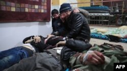 Мужчина плачет над телом погибшего родственника. Больница в районе Дамаска, который подвергся авиаударам. 29 декабря 2016 года.