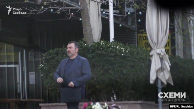 12 квітня депутат Шипко знову прийшов до будівлі, де розташовується офіс Коломойського 12 квітня депутат Шипко знову прийшов до будівлі, де розташовується офіс Коломойського