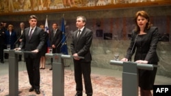 Croatian Prime Minister Zoran Milanovic (left), Slovenian National Assembly President Janko Veber (center), and Slovenian Prime Minister Alenka Bratusek give a press conference in Ljubljana on April 2.