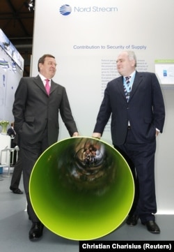 Колишній канцлер Німеччини Герхард Шредер (ліворуч) і виконавчий директор компанії Nord Stream Маттіас Варніг позують біля виставки, що представляє газопровід «Північний потік» на промисловому ярмарку в Ганновері, Німеччина, 16 квітня 2007 року. Згодом Варніг безпосередньо керував будівництвом «Північного потоку-2»