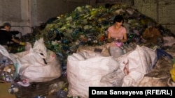 Пластик на мусороперерабатывающем заводе очищается и сортируется по цветам и типу.