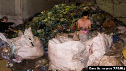 Порно фильмдерде ер адамдар әйелдерді қорлайды