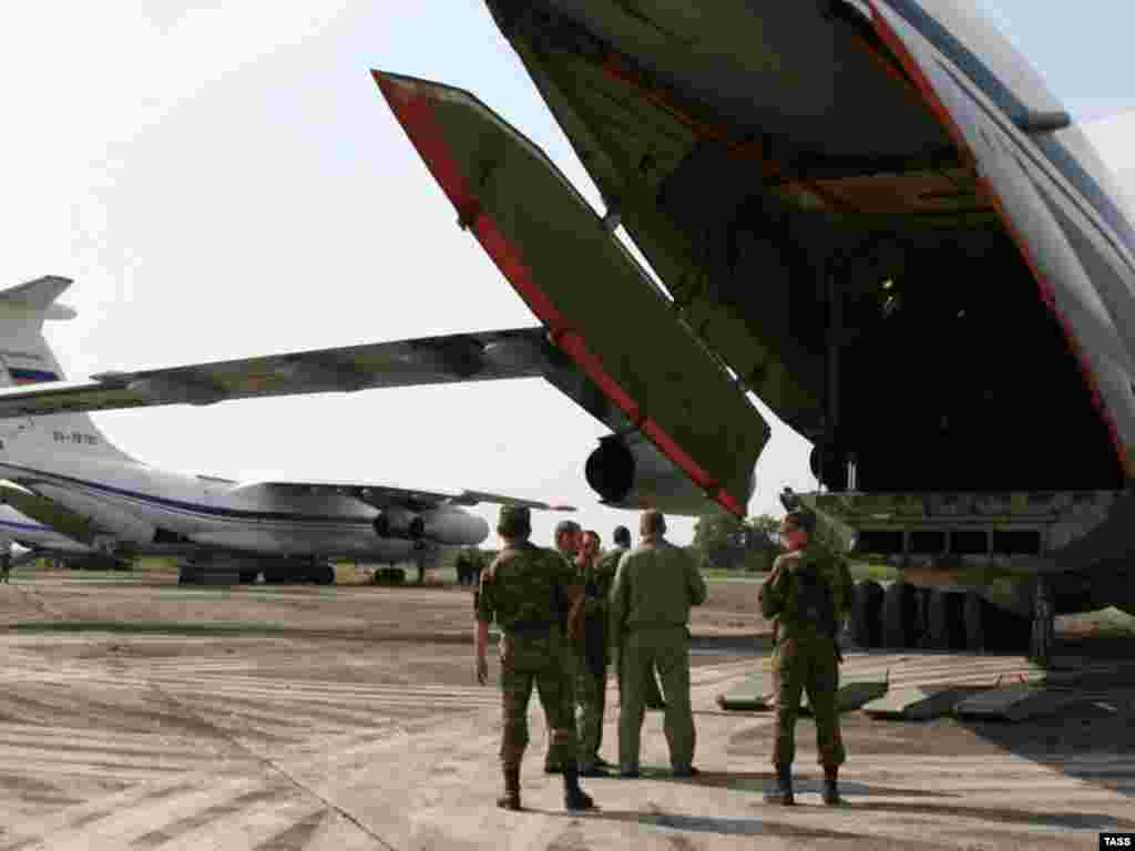 Iskrcavanje ruskih trupa na aerodromu Sukhumi, Abhazija. - Iskrcavanje ruskih trupa na aerodromu Sukhumi, Abhazija.
