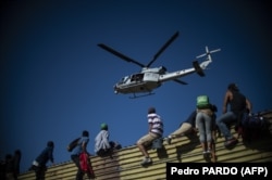 Группа нелегалов перебирается через пограничную стену в США. Тихуана, Мексика, 25 ноября 2018 года