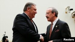 Američki državni sekretar Majk Pompeo i predsednik Komiteta za spoljne poslove Predstavničkog doma Eliot Engel prilikom susreta u Vašingtonu, 23. maja 2018. godine. 